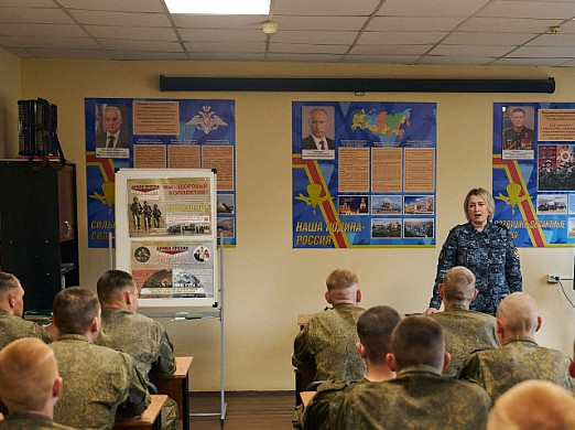 Четвероногий сотрудник ИК №7 Марс показал десантникам, как ловко ищет наркотики